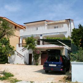 Apartments by the sea Mandre, Pag - 4123, hotel din Kolan