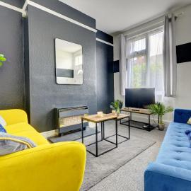 Cheerful 2 Bedroom Home, Sleeps 5 Guest Comfy, 1x Double Bed, 3x Single Beds, Free Parking, Free WiFi, Suitable For Business, Leisure Guest,Coventry, Midlands