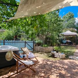 Spod Korit - Brgudac, Opatija with hot tub and free parking, hotel a Brgudac
