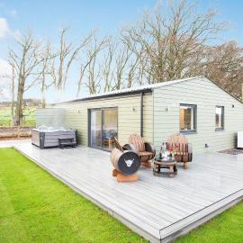 Shiphorns luxury cabin with a hot tub, hotel i Eddleston