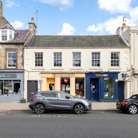 2 bedroom apartment on Peebles High Street, hotel di Peebles