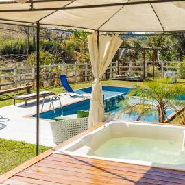 Sítio com SPA, lareira e piscina - Piranguinho, MG, hotel in Piranguinho