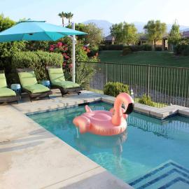 Entire Bungalow w/ Private Pool Near Palm Springs!, hotel v mestu Indio