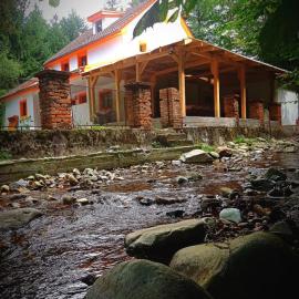 Cabana de lângă Vale, khách sạn ở Budureasa