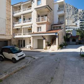 Apartments by the sea Duce, Omis - 5973, hotel a Omiš
