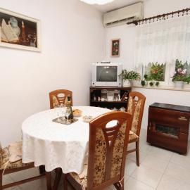 Apartments by the sea Sumpetar, Omis - 5983, viešbutis mieste Sumpetar