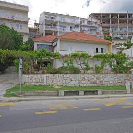 Apartments by the sea Dugi Rat, Omis - 7575, hotel a Dugi Rat