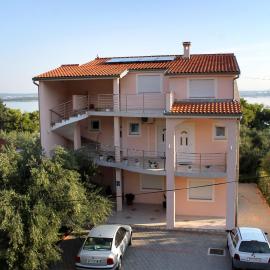 Apartments by the sea Tkon, Pasman - 6215, hotel en Tkon
