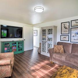 North Bend Home w/ Cornhole Court & Putting Green, hotel a North Bend