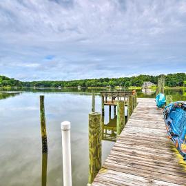 Relaxing Riverfront Cottage w/ Boat Dock!, hotel em Locklies
