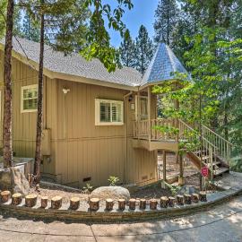 1 Mi to Jenkinson Lake: ‘Apple’s Chalet’ w/ Deck, hotell sihtkohas Pollock Pines