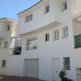 Agradable Adosado 3 plantas Altea, khách sạn ở Altea