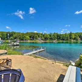 Lakefront Newaygo Home - Private Dock, Kayaks, hotel i Newaygo