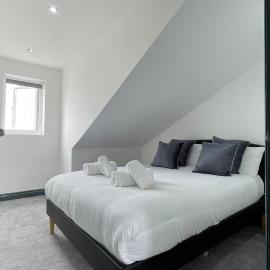 The Aylestone - Leicester City 2 Bed Top Floor Apartment , Free Parking by YO ROOM!