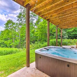 Slaty Fork Escape w/ Mountain View + Hot Tub!, hotel Slaty Fork városában