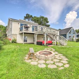 Waterfront Michigan Center Home w/ Boat Dock!، فندق في جاكسون