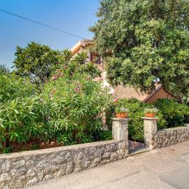 Apartments by the sea Artatore, Losinj - 7934, hotel i Cunski