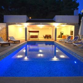 Seaside family friendly house with a swimming pool Brna - Vinacac, Korcula - 9266, hotel sa Prizba