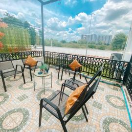 Sleep Owl Hostel, hotel a Thung Si Kan