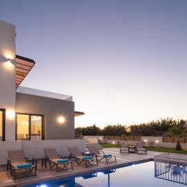 Sunnyside Villas, Just Steps to the Beach & Restaurants, By ThinkVilla, hotel i Pigianos Kampos