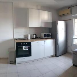 Cozy Flat with Parking well-placed near TLV Airport, hotel i Lod