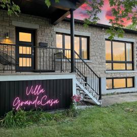 Villa luxueuse avec vue sur le fleuve Villa GrandeCasa: Trois-Rivières şehrinde bir otel