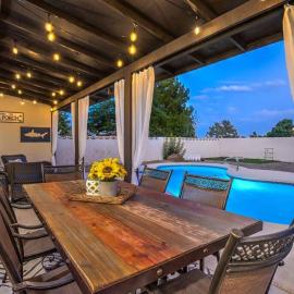 Hidden Gem in the Desert -Gym/Pool/Spa/Games-4BR, hotel en Spring Valley