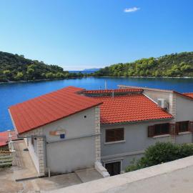Apartments by the sea Karbuni, Korcula - 9308, hotel a Prizba