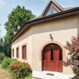 3 Bedroom Beautiful Home In Choczewo, hotel in Choczewo