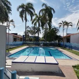 Precioso alojamiento con 6 piscinas en conjunto cerrado, casa recién pintada marzo 2026, hotel v destinácii Espinal