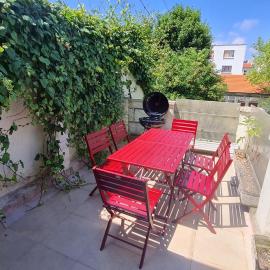 LEON GAMBETTA F2 TERRASSE JARDIN, hotel in Drancy