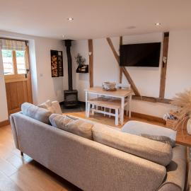 Bramble Cottage - Cosy 2 Bed With Deluxe HOT TUB & Log Burner, Hotel in Hereford