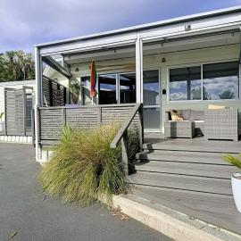 Adorable Beach Unit Stanmore Bay, hotel in Whangaparaoa