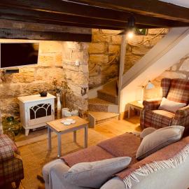 Cosy 400yr old Cottage, Flowergate, Whitby, Sleeps 6, Hotel in Whitby