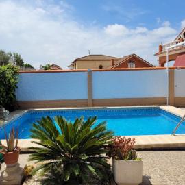 Casa cerca de Sevilla con piscina, hotel in Valencina de la Concepción