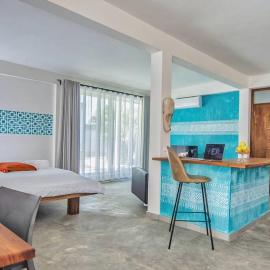 Contemporary Private Studio with Pool and Kitchen, hotel u gradu Beira