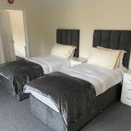 Large 4 Bedroom Sleeps 8, Spacious Apartment for Contractors and Holidays near Bedford Centre - 1 FREE PARKING SPACE & FREE WIFI, hotel u gradu Bedford