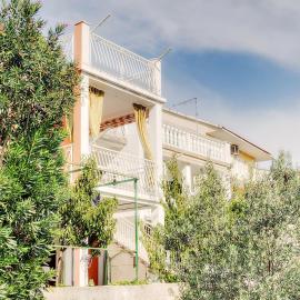 Apartments by the sea Grebastica, Sibenik - 12587, hotel a Bašelovići