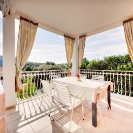 Apartments by the sea Grebastica, Sibenik - 12588, hotel a Bašelovići