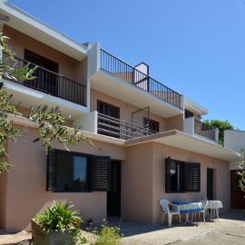 Apartments by the sea Prizba, Korcula - 12648、プリズバのホテル