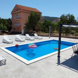 Family-friendly apartments with swimming pool Vinisce, Trogir - 12676, hotel in Vinišće