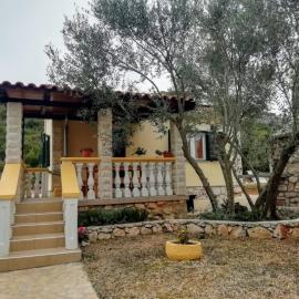 Secluded holiday house Cove Nevidjansko Polje, Pasman - 12806, hotell i Neviđane
