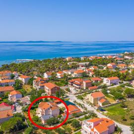 Apartments with parking space Privlaka, Zadar - 12989、プリヴラカのホテル