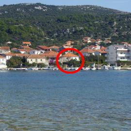 Beachfront house with hot tubVinisce, Trogir - 14704