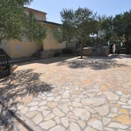 Apartments by the sea Necujam, Solta - 14729, Hotel in Grohote