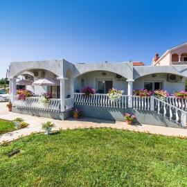 Apartments with parking space Zaton, Zadar - 15000