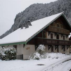Spacious Ski Chalet In Traditional French Village, sleeps 8, Four Star with fibre broadband