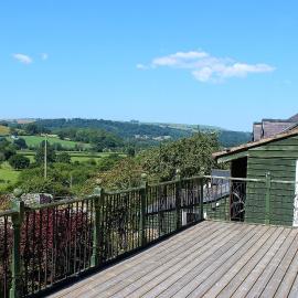 Redwood Lodge, Dee Valley Stays - cosy microlodge with detached private shower & WC, hotel a Corwen