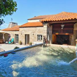 Casa Rústica com Piscina Privada - Perto do Porto, hotel em Landim