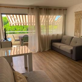 Agréable studio cabine à 5 min à pied de la plage, hotel in Le Grau-du-Roi
